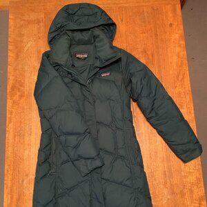 Patagonia Women’s Down Parka Coat Size Small Green Hooded Long Puffer